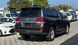 
										Toyota Land Cruiser Sahara V8 2018 full									